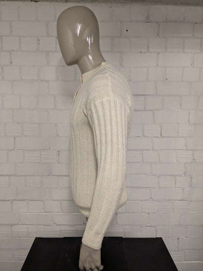Vintage trui met knopen. Beige gekleurd. Maat M.