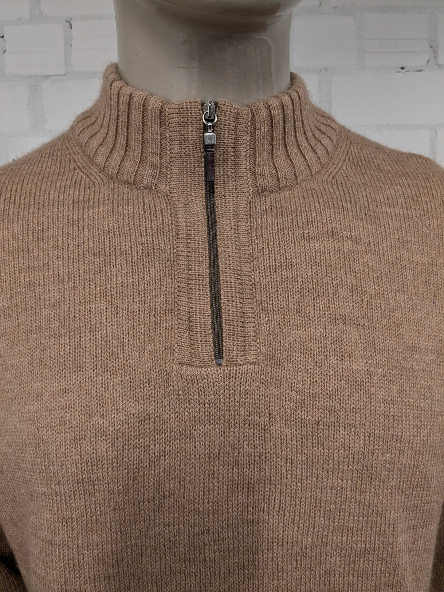 Pull en laine sans marque avec plaques à fermeture éclair et au coude. Brun clair mélangé. Taille L.