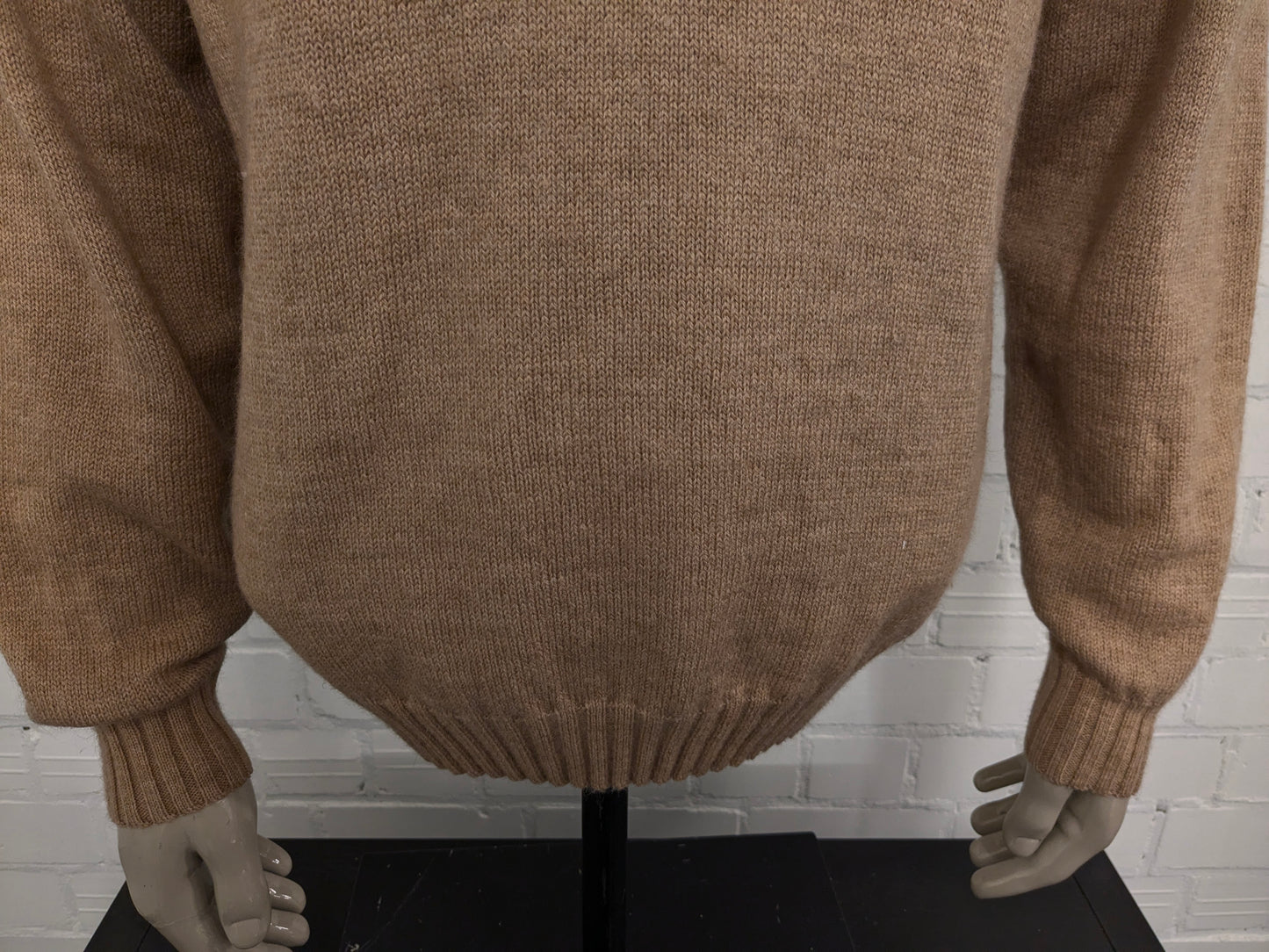 Pull en laine sans marque avec plaques à fermeture éclair et au coude. Brun clair mélangé. Taille L.