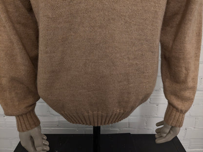 Pull en laine sans marque avec plaques à fermeture éclair et au coude. Brun clair mélangé. Taille L.