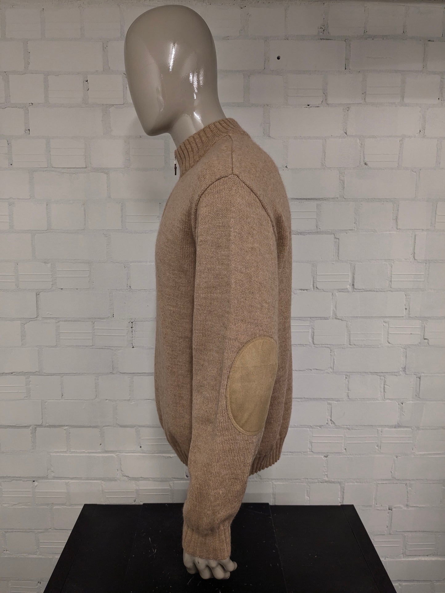 Pull en laine sans marque avec plaques à fermeture éclair et au coude. Brun clair mélangé. Taille L.