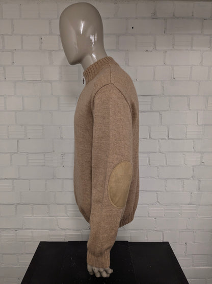 Pull en laine sans marque avec plaques à fermeture éclair et au coude. Brun clair mélangé. Taille L.