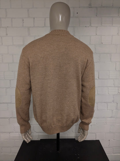 Pull en laine sans marque avec plaques à fermeture éclair et au coude. Brun clair mélangé. Taille L.