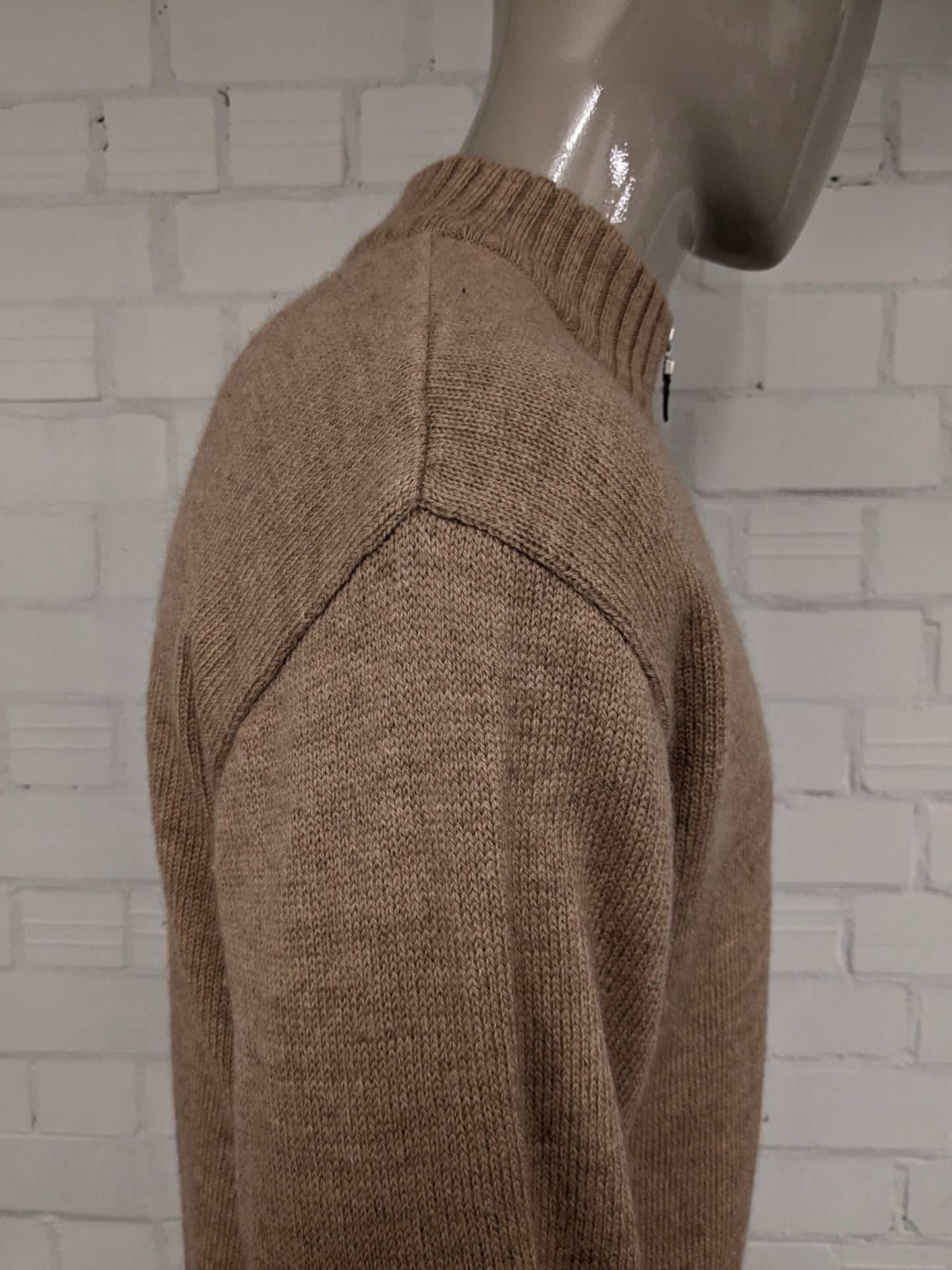Pull en laine sans marque avec plaques à fermeture éclair et au coude. Brun clair mélangé. Taille L.