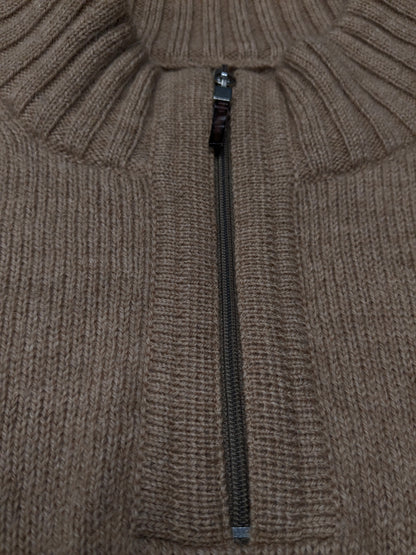 Pull en laine sans marque avec plaques à fermeture éclair et au coude. Brun clair mélangé. Taille L.