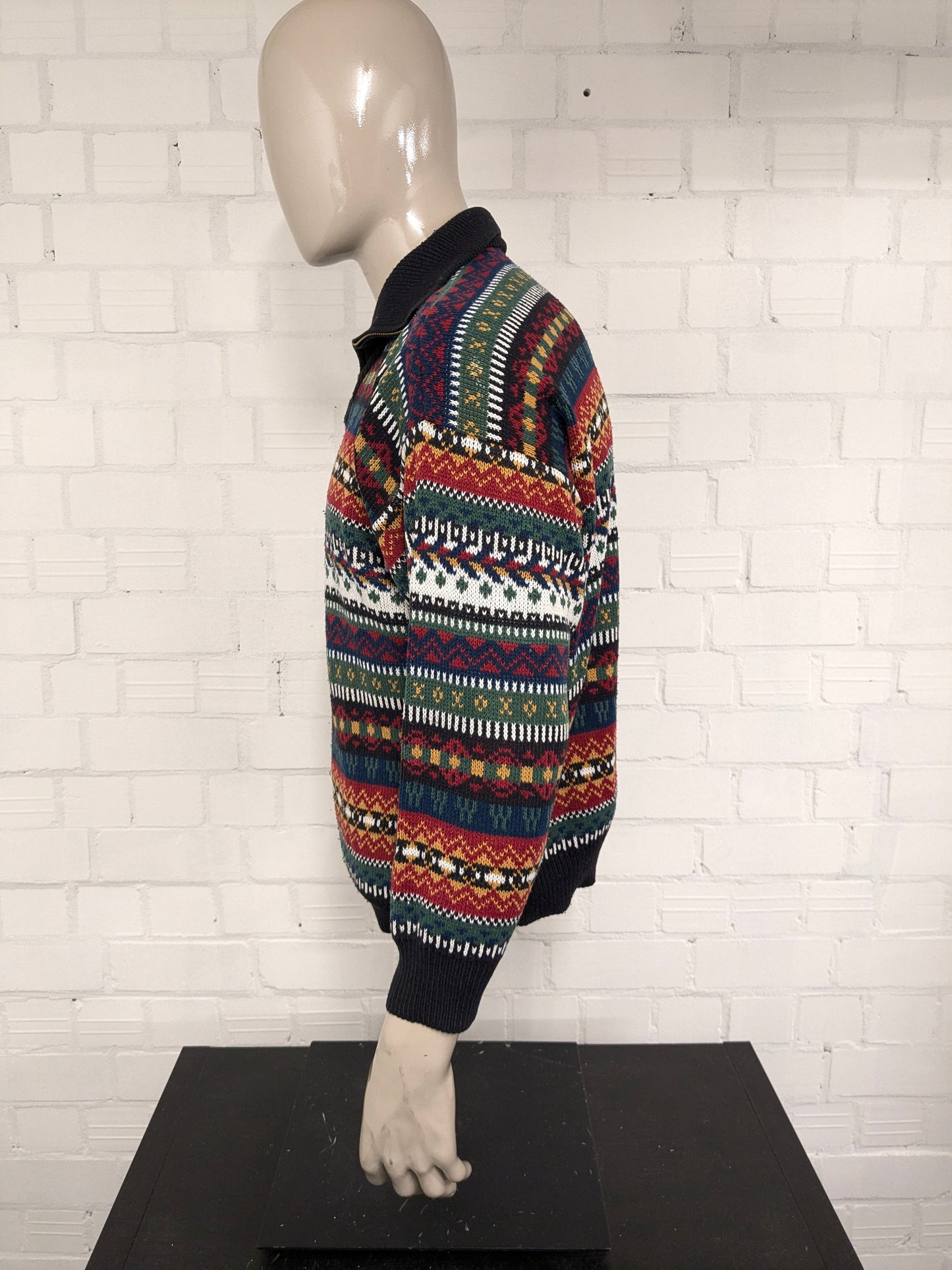 Pull complexe vintage avec fermeture éclair. Impression colorée. Taille xl.