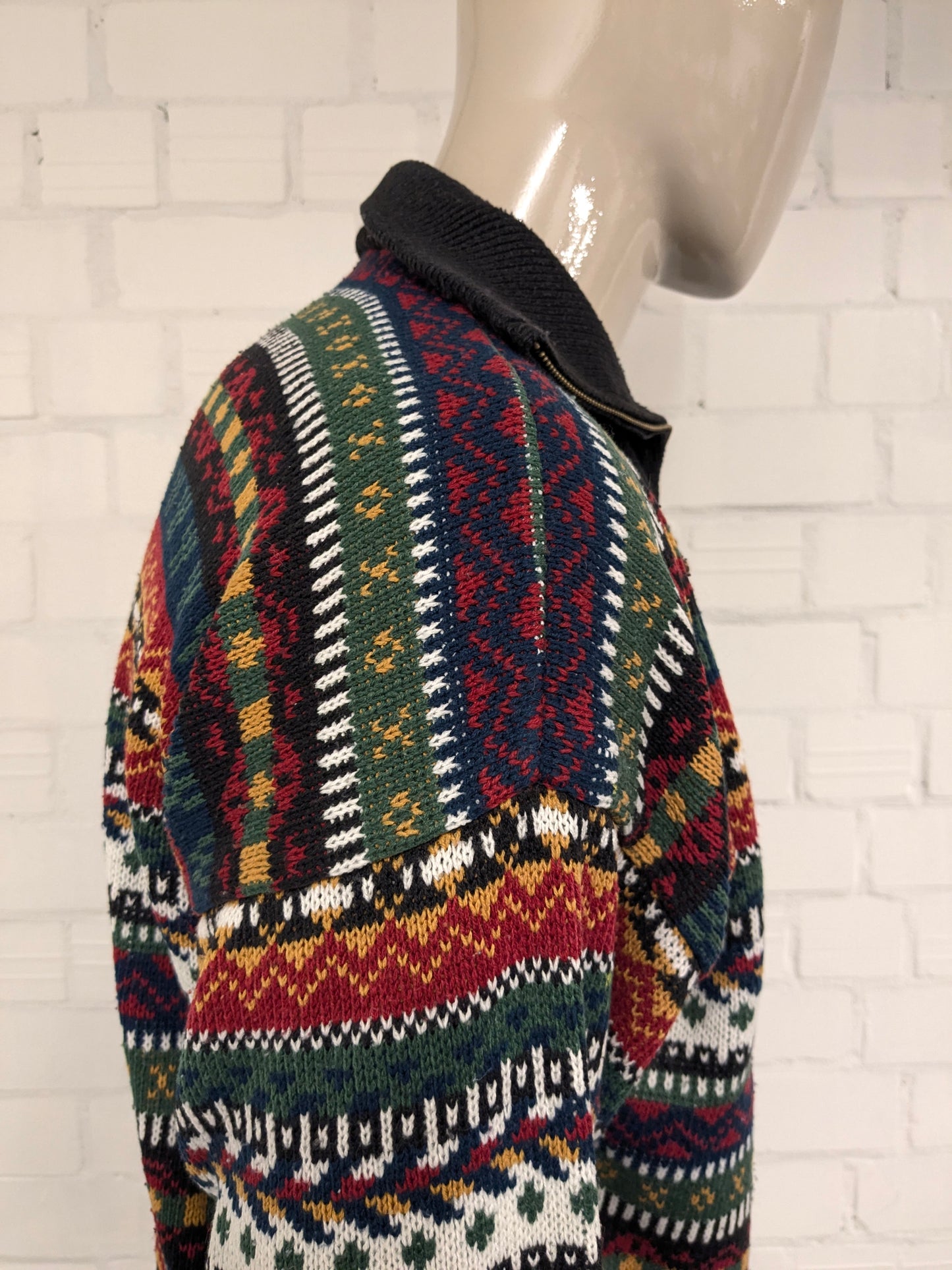 Pull complexe vintage avec fermeture éclair. Impression colorée. Taille xl.