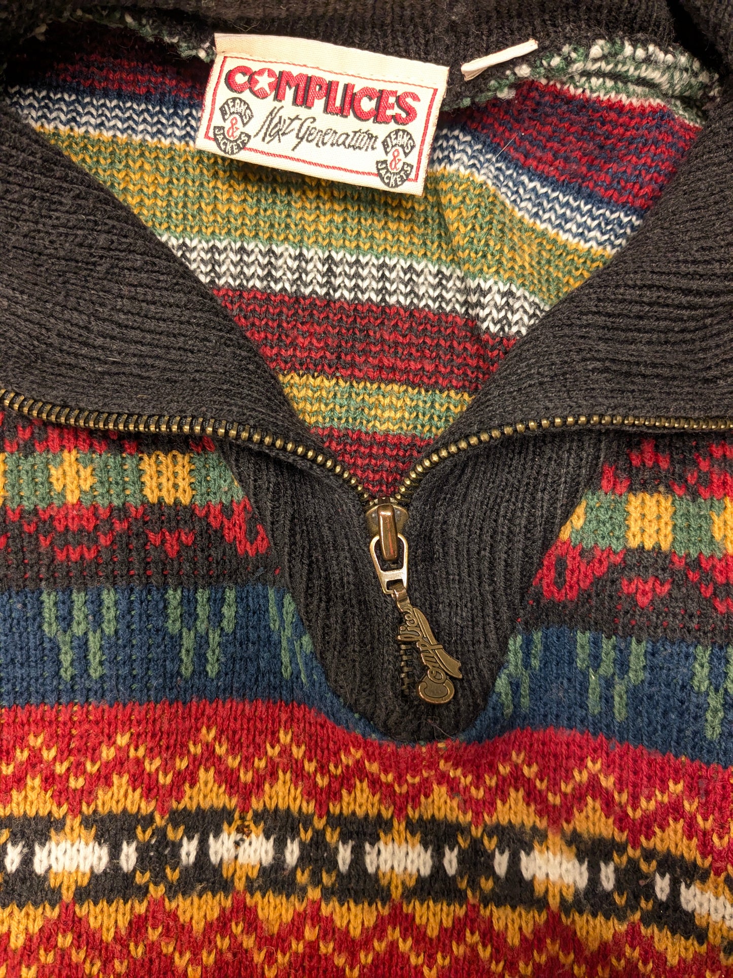 Pull complexe vintage avec fermeture éclair. Impression colorée. Taille xl.