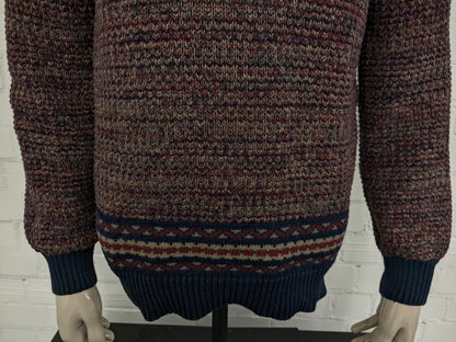 Pull en laine bleu Dansaert avec col en V. Kaki bleu rouge mélangé. Taille L. 10% de laine.