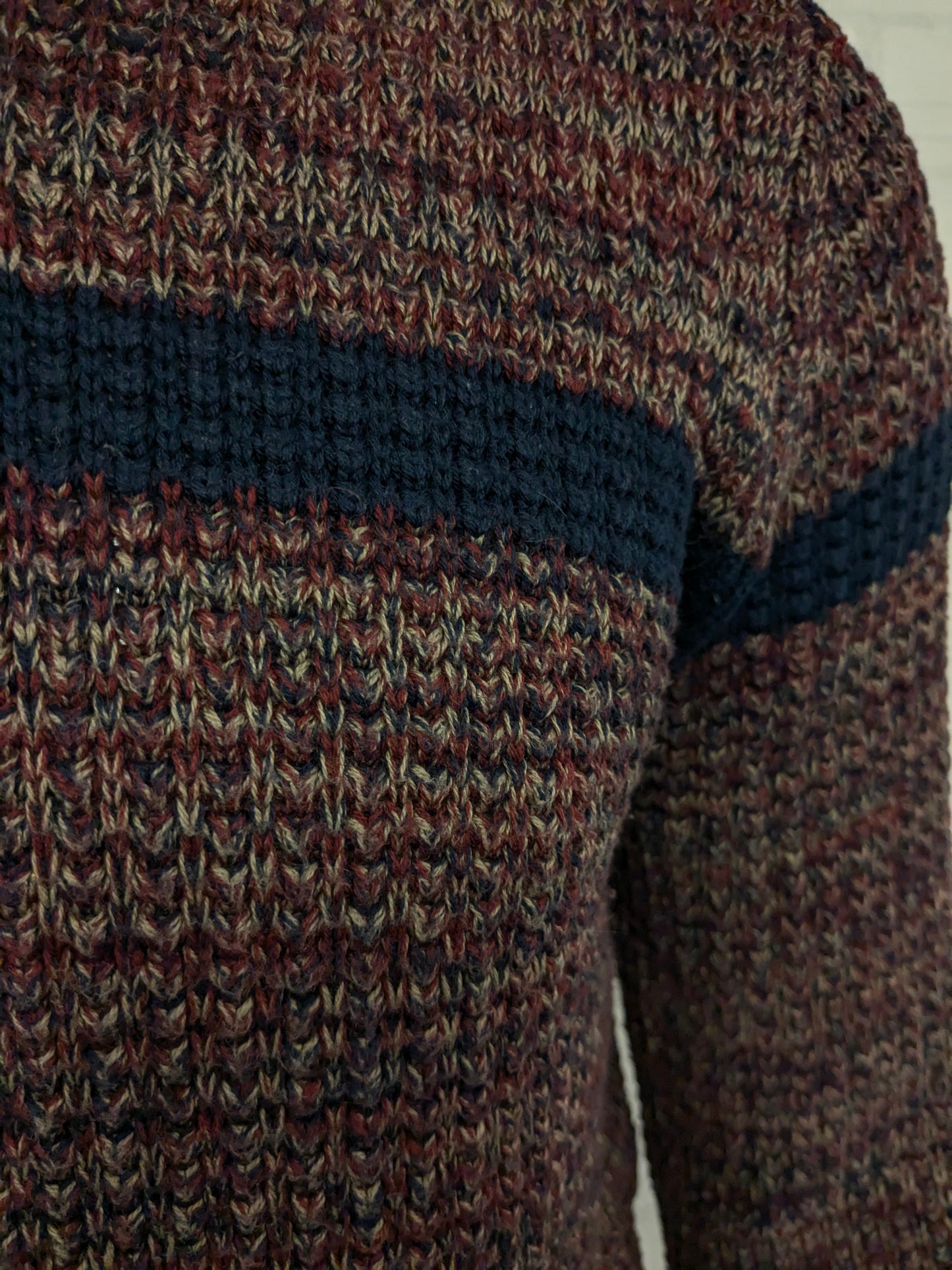 Pull en laine bleu Dansaert avec col en V. Kaki bleu rouge mélangé. Taille L. 10% de laine.