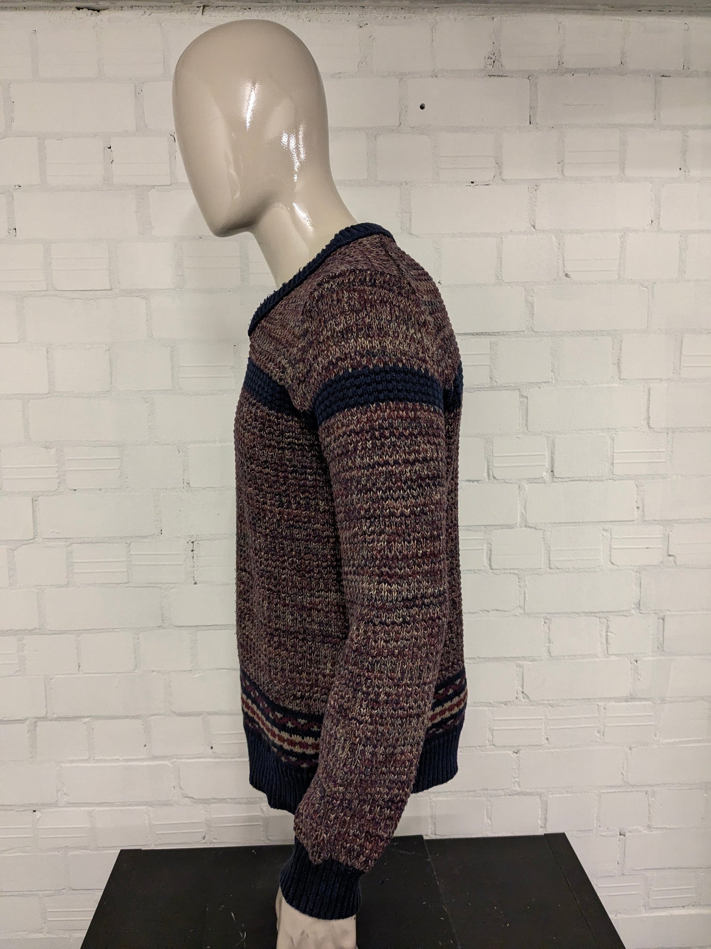 Pull en laine bleu Dansaert avec col en V. Kaki bleu rouge mélangé. Taille L. 10% de laine.