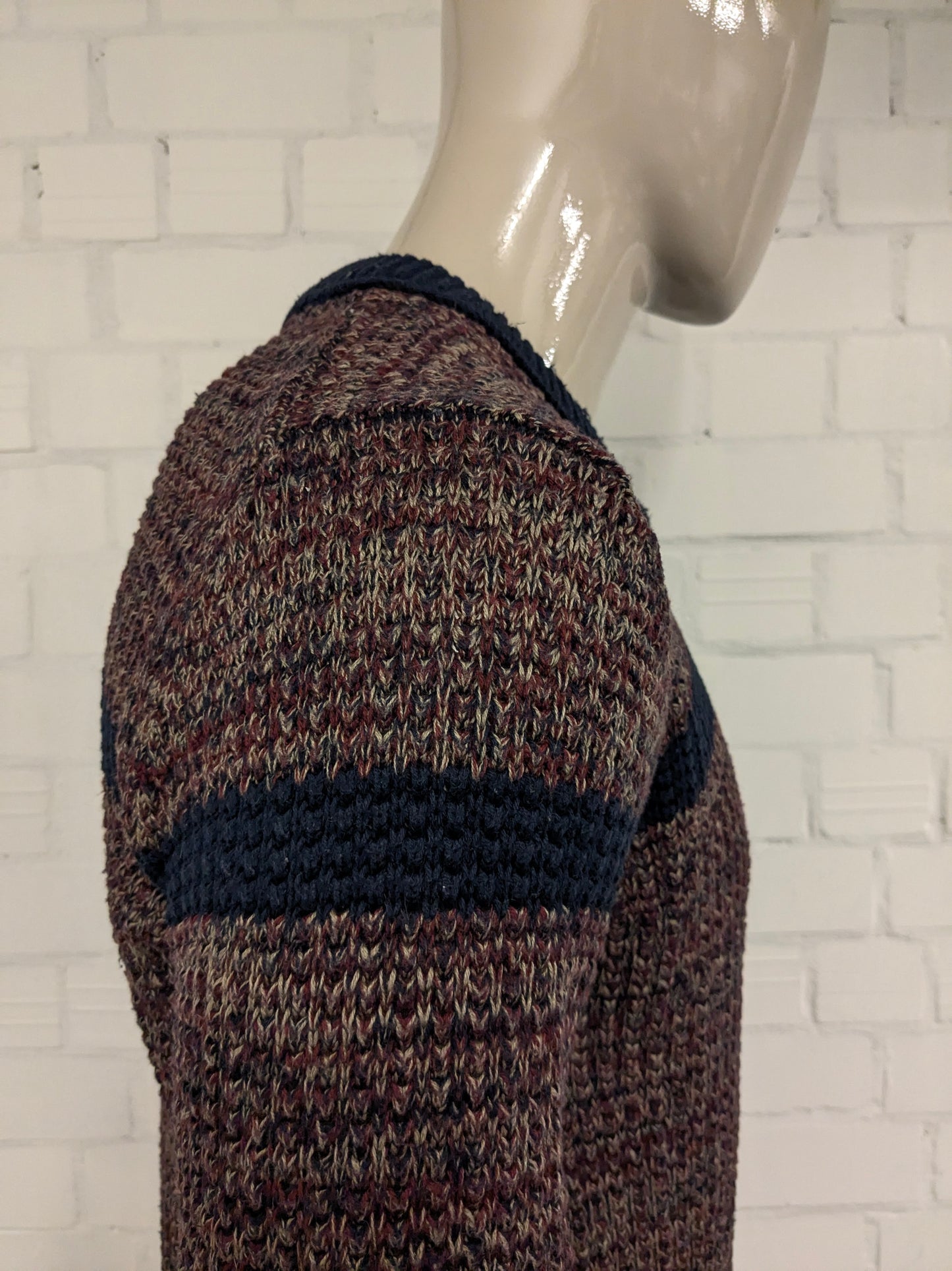 Pull en laine bleu Dansaert avec col en V. Kaki bleu rouge mélangé. Taille L. 10% de laine.