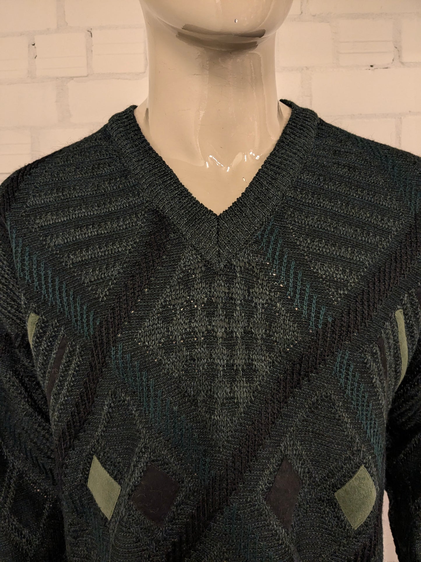 Vintage Angelo Litrico woolen sweater with V-neck. Green black colored. Size L. 8% wool.