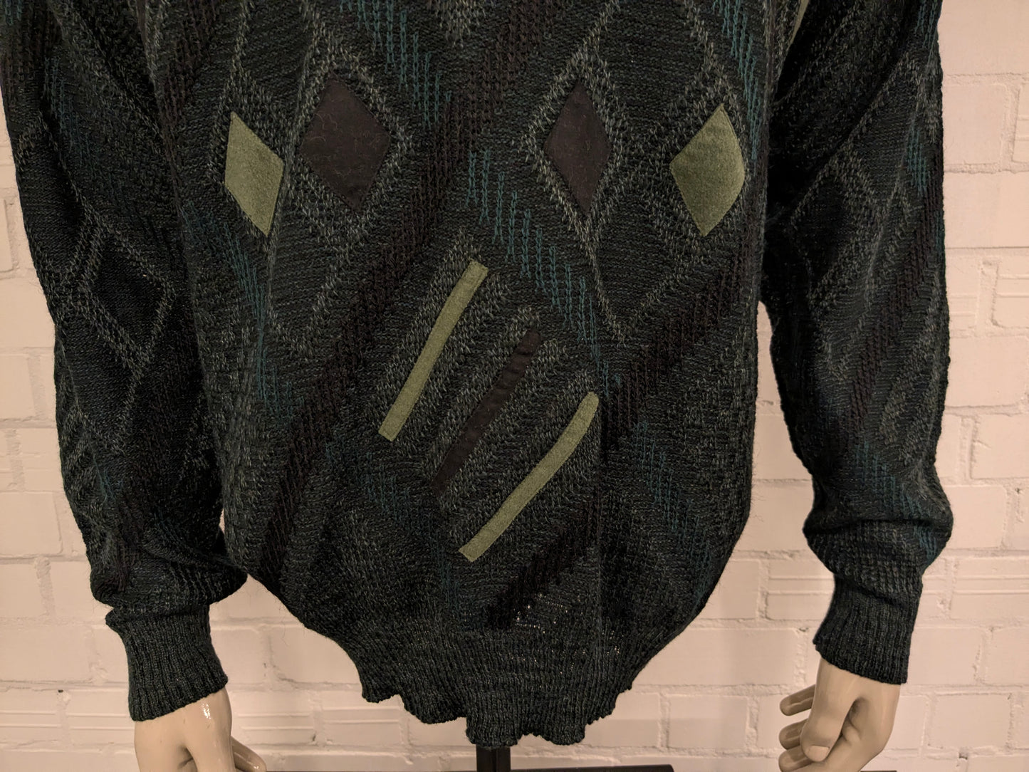 Vintage Angelo Litrico woolen sweater with V-neck. Green black colored. Size L. 8% wool.