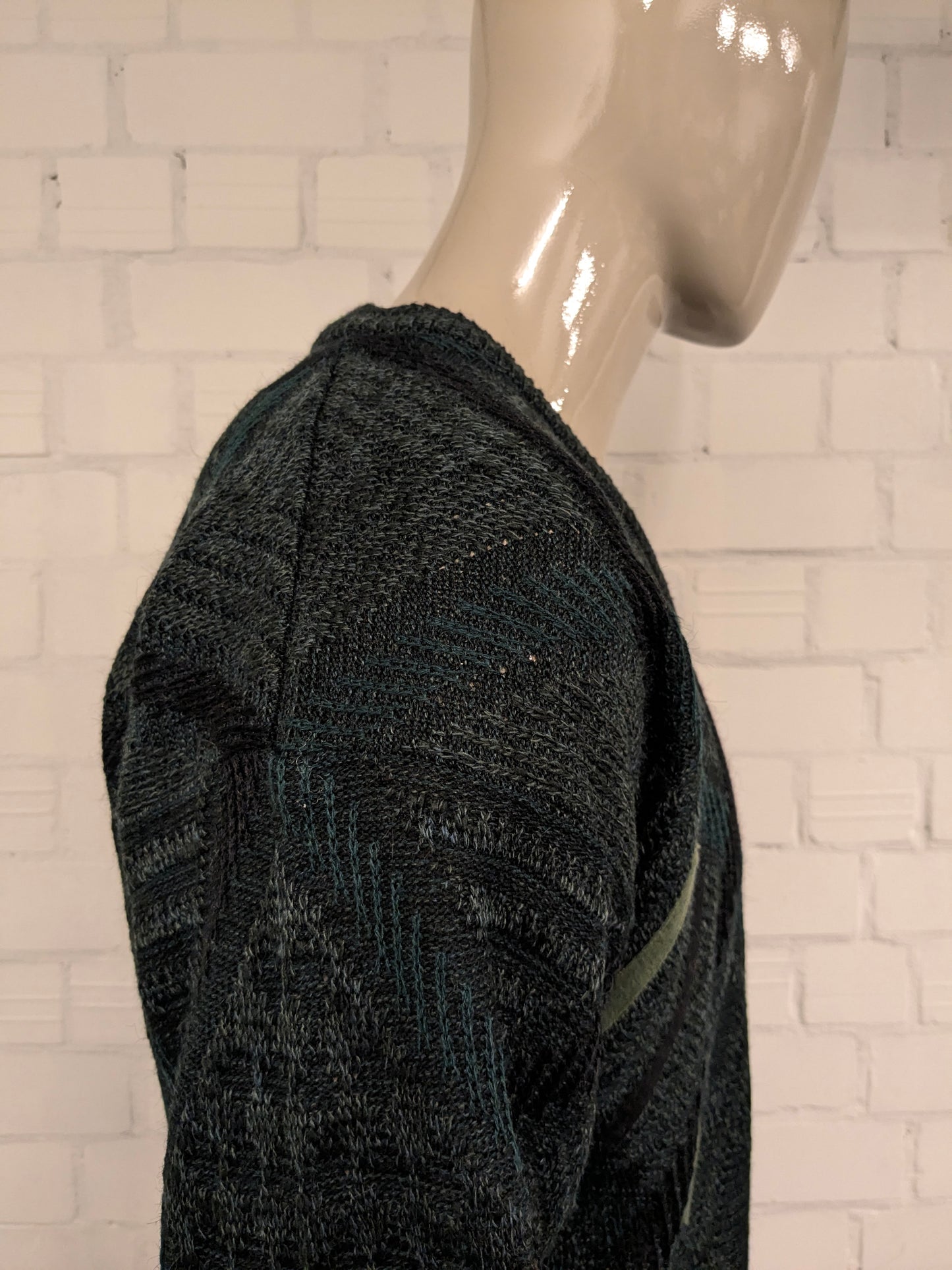 Vintage Angelo Litrico woolen sweater with V-neck. Green black colored. Size L. 8% wool.