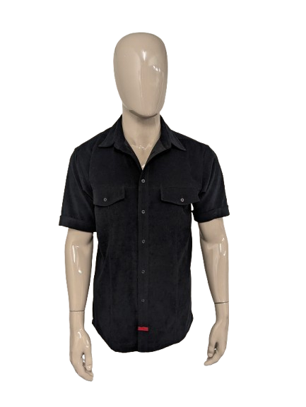 Camisa Lee Cooper de manga corta. De color negro y se siente como gamuza. Talla M.