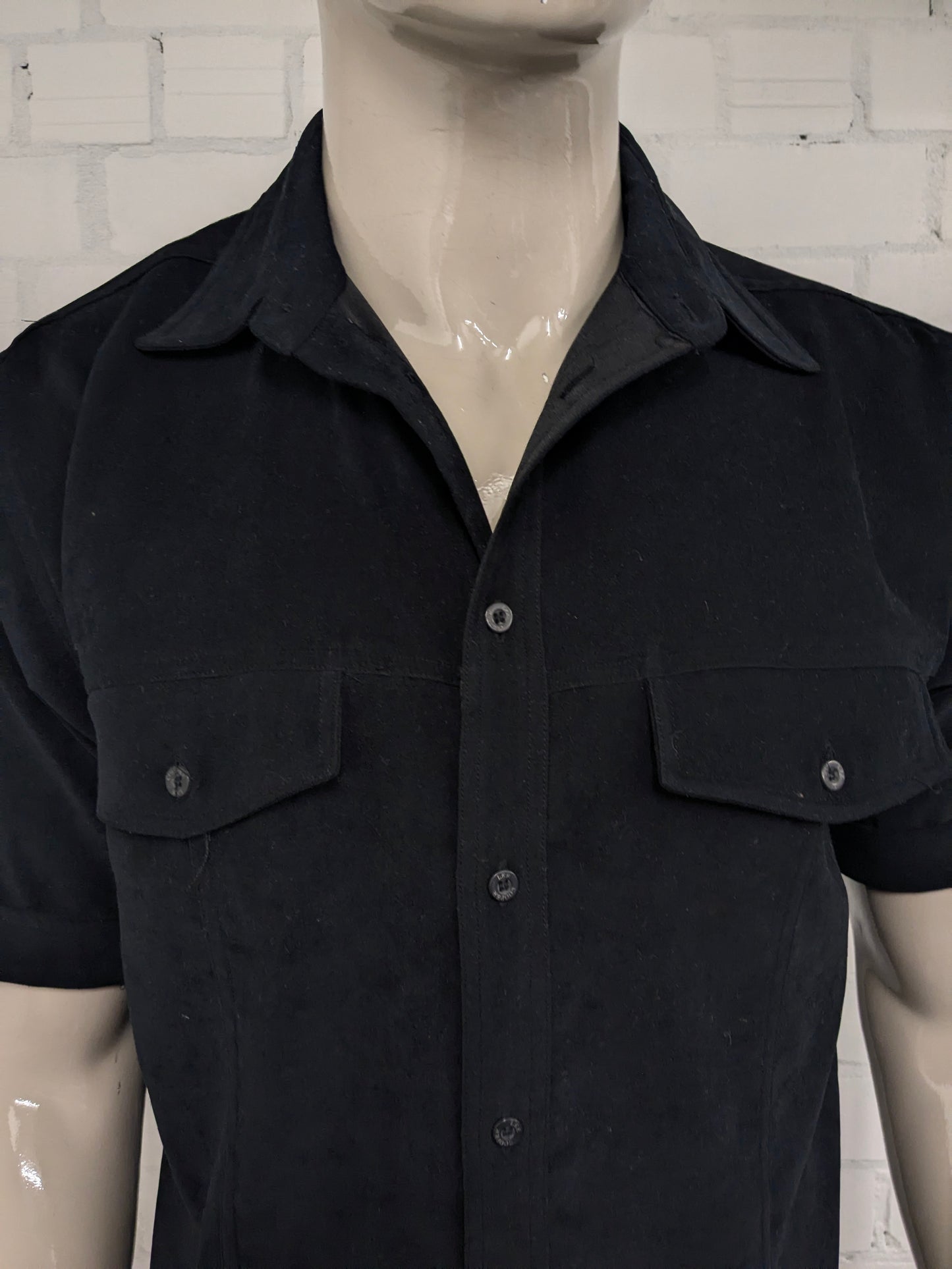 Camisa Lee Cooper de manga corta. De color negro y se siente como gamuza. Talla M.