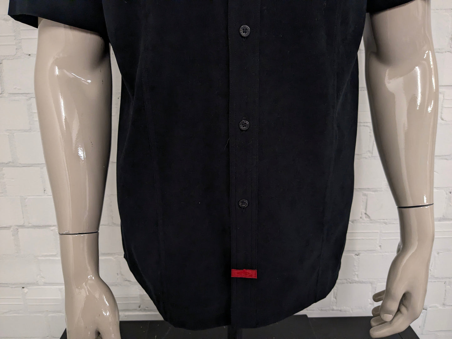 Camisa Lee Cooper de manga corta. De color negro y se siente como gamuza. Talla M.