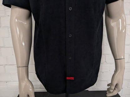 Camisa Lee Cooper de manga corta. De color negro y se siente como gamuza. Talla M.