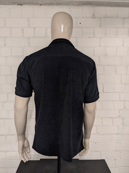 Camisa Lee Cooper de manga corta. De color negro y se siente como gamuza. Talla M.