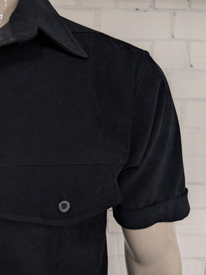 Camisa Lee Cooper de manga corta. De color negro y se siente como gamuza. Talla M.