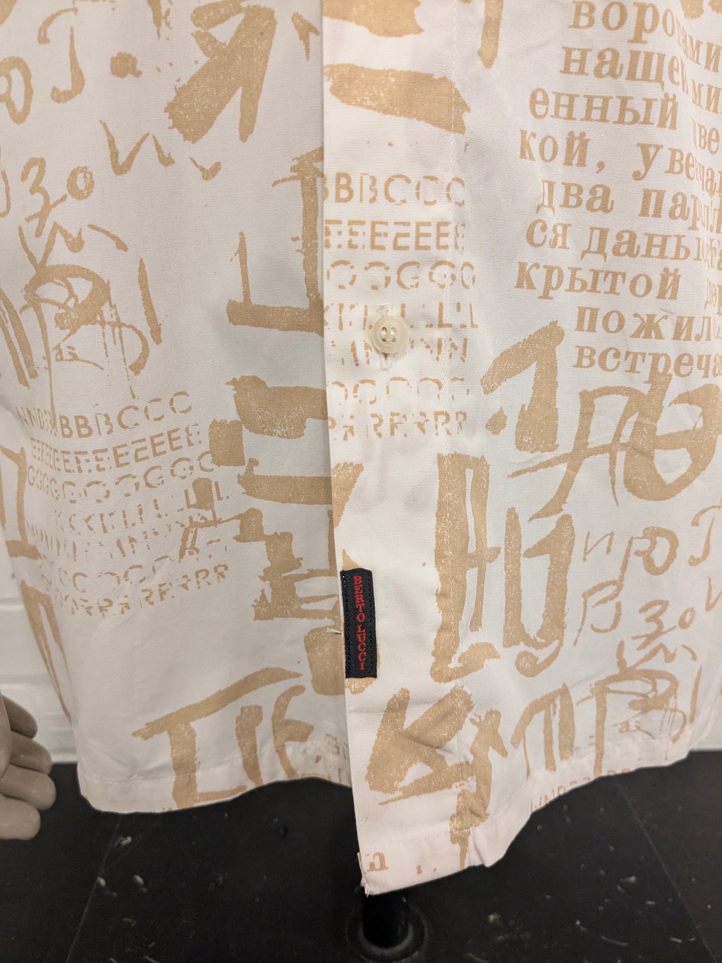 Vintage Berto Lucci shirt short sleeve. Beige Light Brown print. Size L.