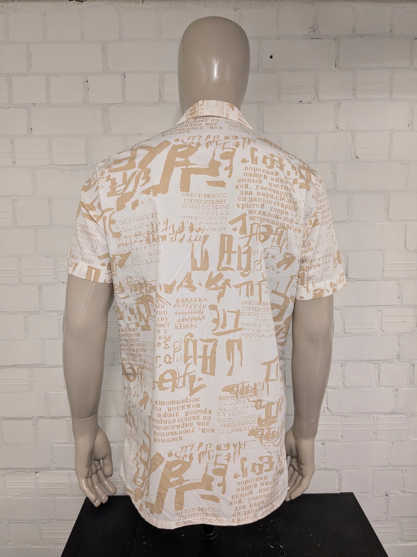 Vintage Berto Lucci shirt short sleeve. Beige Light Brown print. Size L.