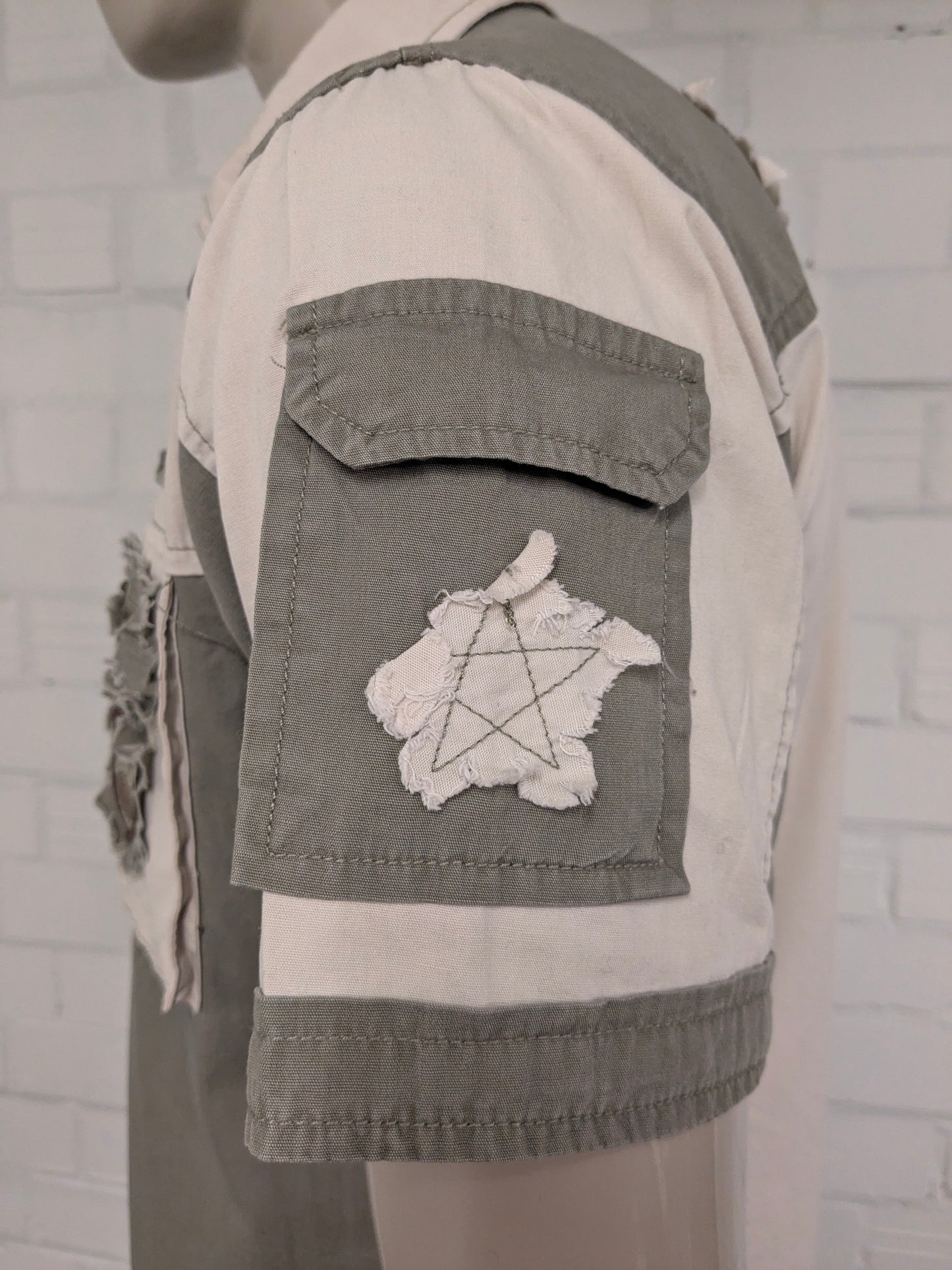 Vintage Man's Wear Goldsalon shirt short sleeve. Beige Green with applications and zippers. Size M.