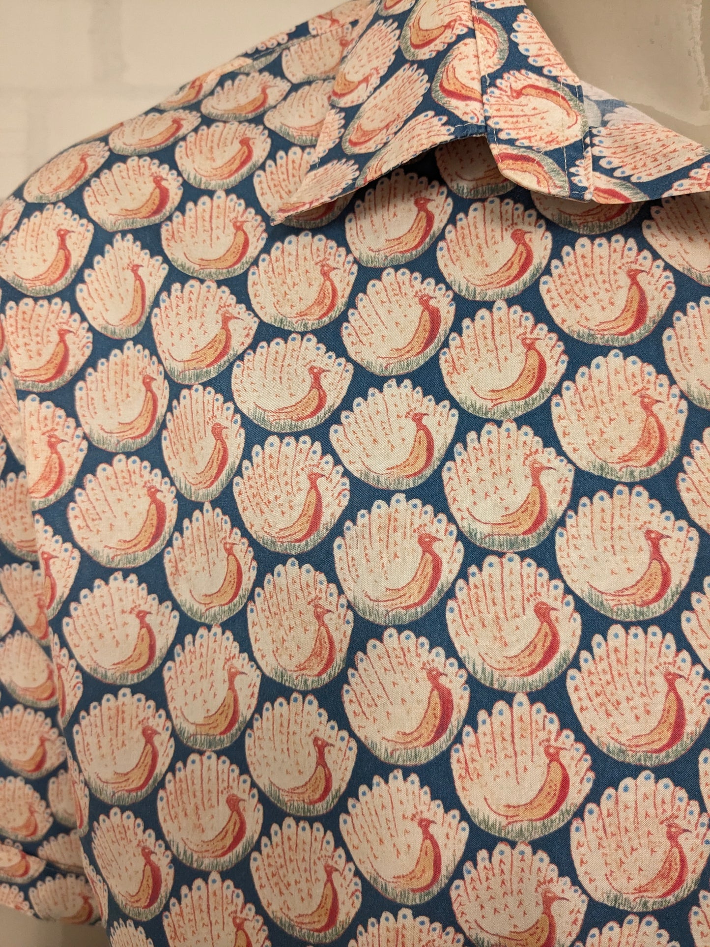 Camicia vintage Sports Craft a maniche corte. Stampa uccello blu arancione. Taglia XL. vestibilità affusolata.