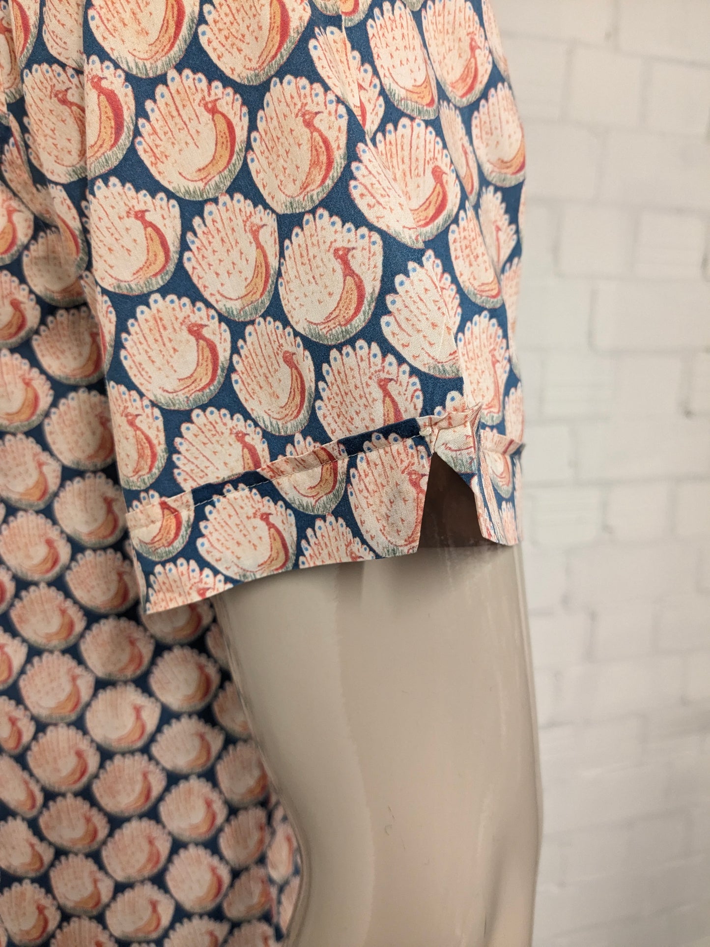 Camicia vintage Sports Craft a maniche corte. Stampa uccello blu arancione. Taglia XL. vestibilità affusolata.