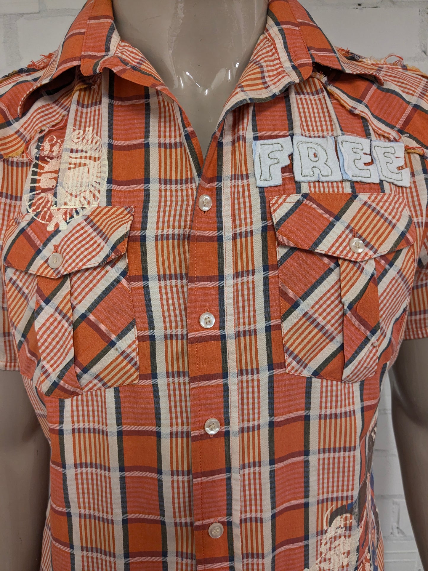 Camisa color aguamarina manga corta. Naranja Amarillo Azul marcado. con aplicaciones. Talla M.