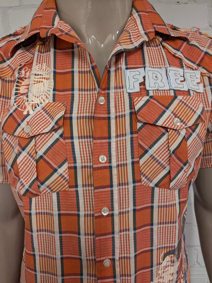 Camisa color aguamarina manga corta. Naranja Amarillo Azul marcado. con aplicaciones. Talla M.