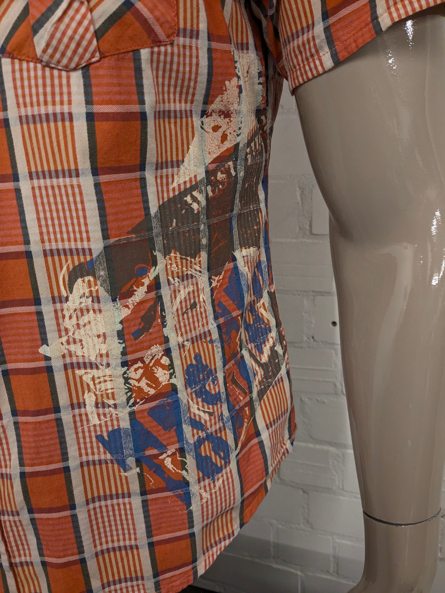 Camisa color aguamarina manga corta. Naranja Amarillo Azul marcado. con aplicaciones. Talla M.