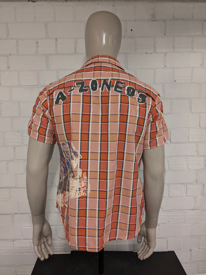 Camisa color aguamarina manga corta. Naranja Amarillo Azul marcado. con aplicaciones. Talla M.