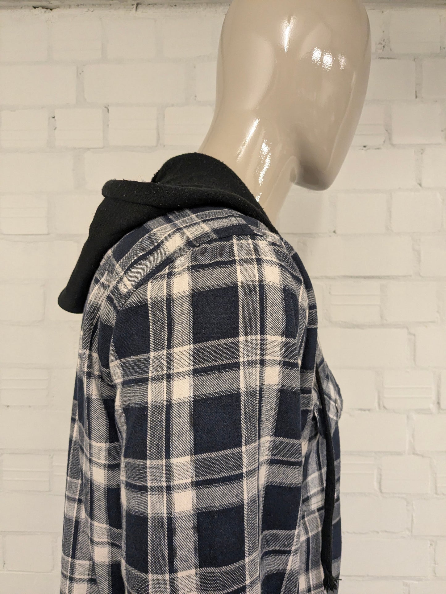 VSKA shirt with press studs and hood. Dark Blue Beige checked. Size L.