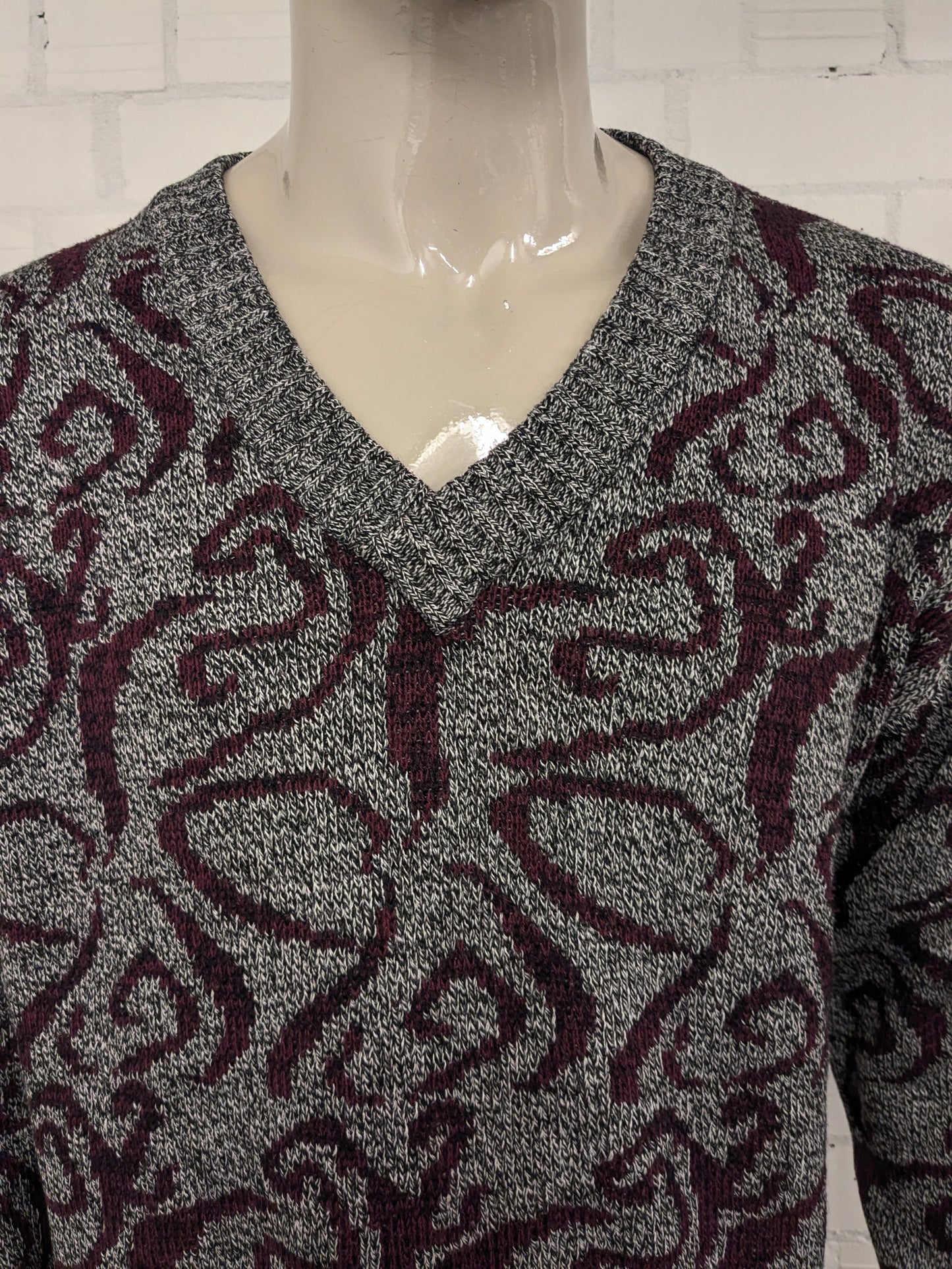 Vintage trui met V-Hals. Bordeaux Zwart Grijs gemêleerd. Maat XL.