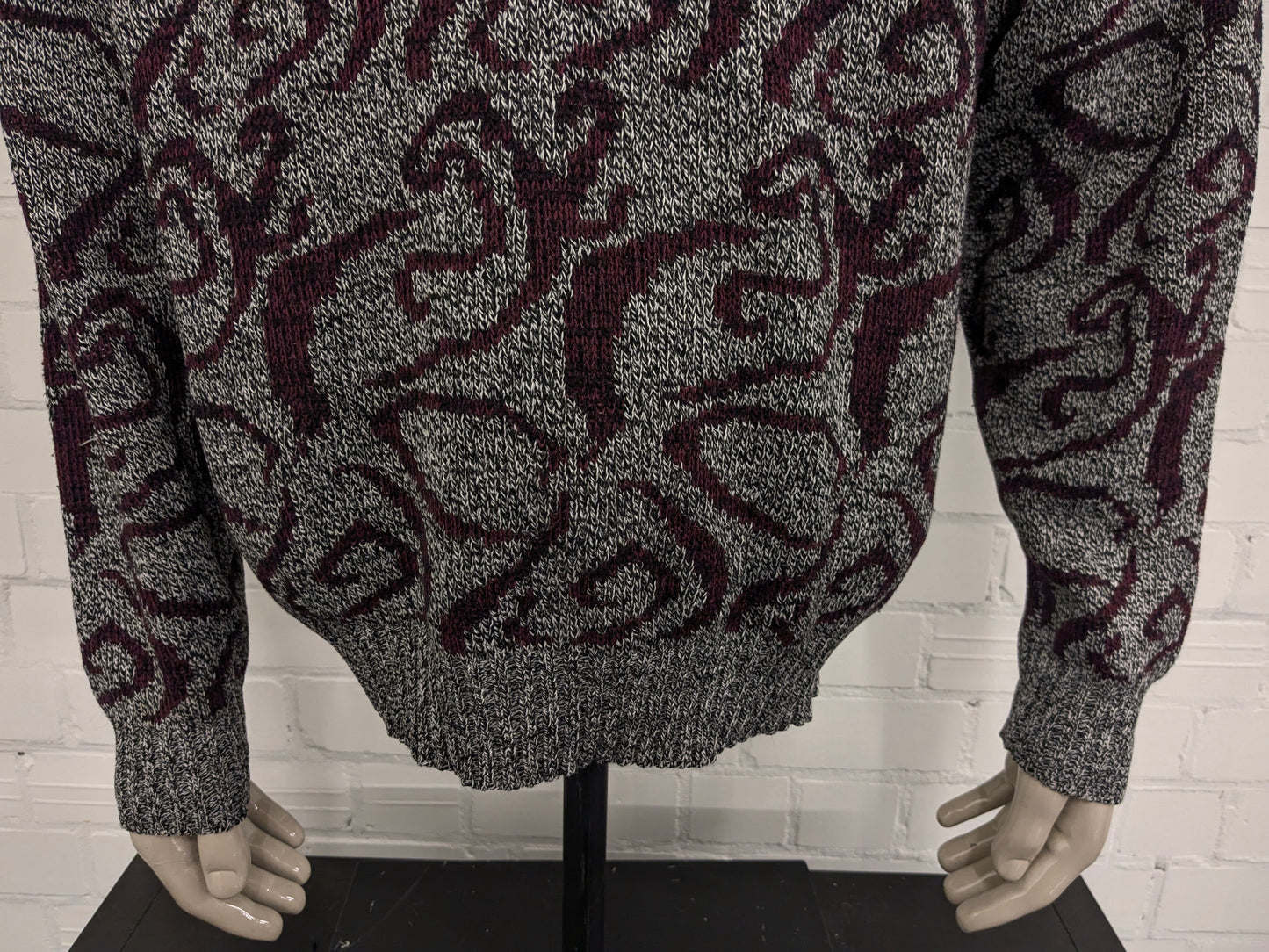 Vintage trui met V-Hals. Bordeaux Zwart Grijs gemêleerd. Maat XL.