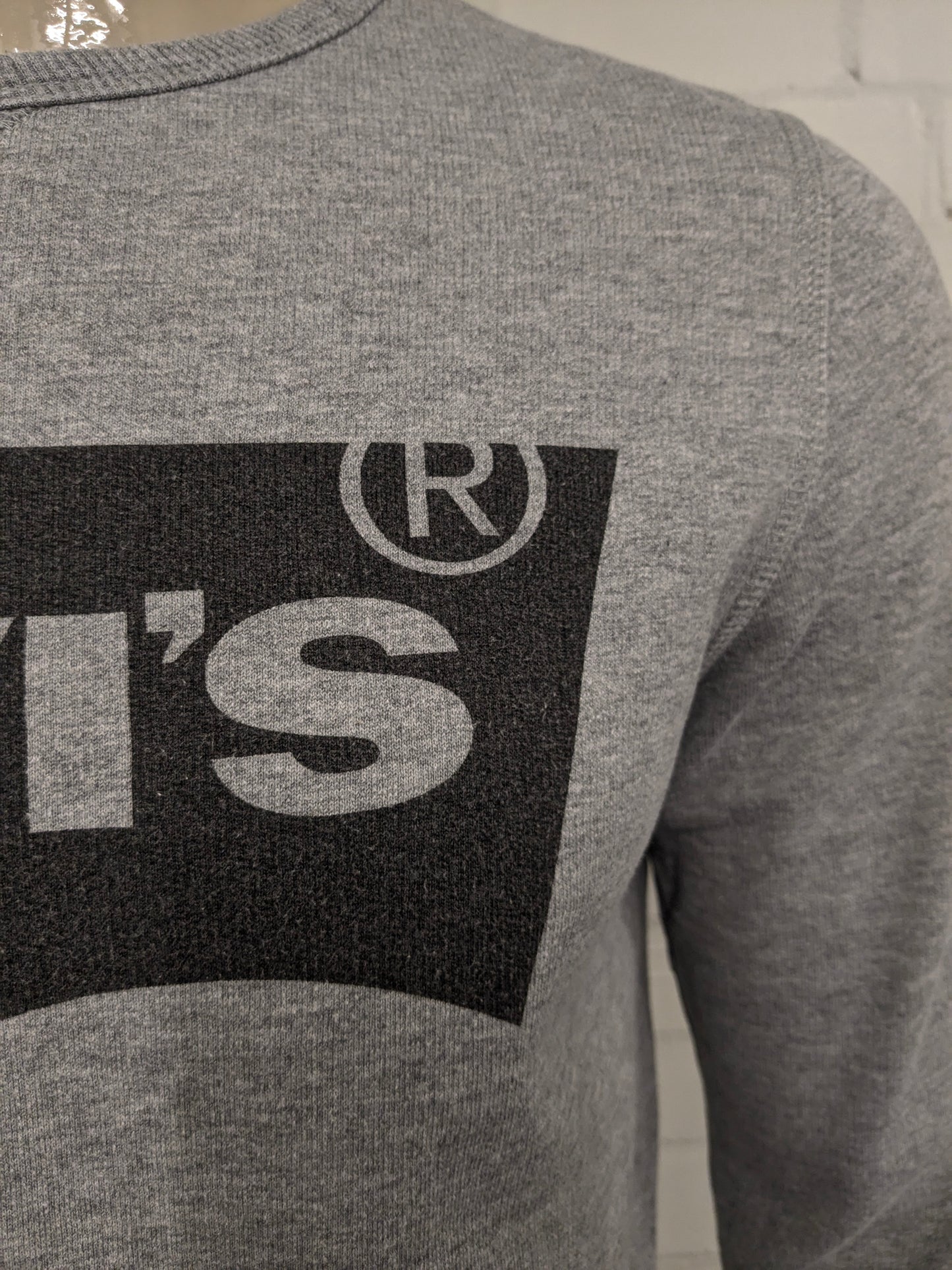 Le pull Levi's. Gris mélangé à de l'imprimé. Taille M.