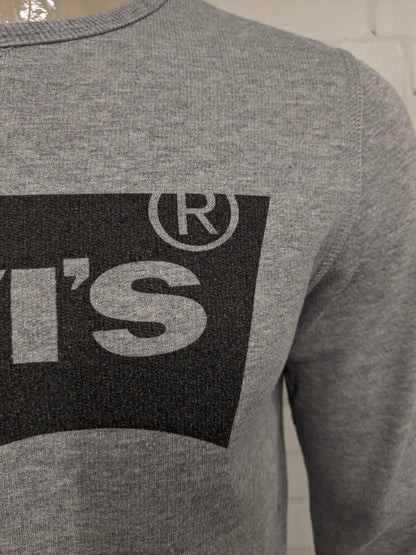 Le pull Levi's. Gris mélangé à de l'imprimé. Taille M.