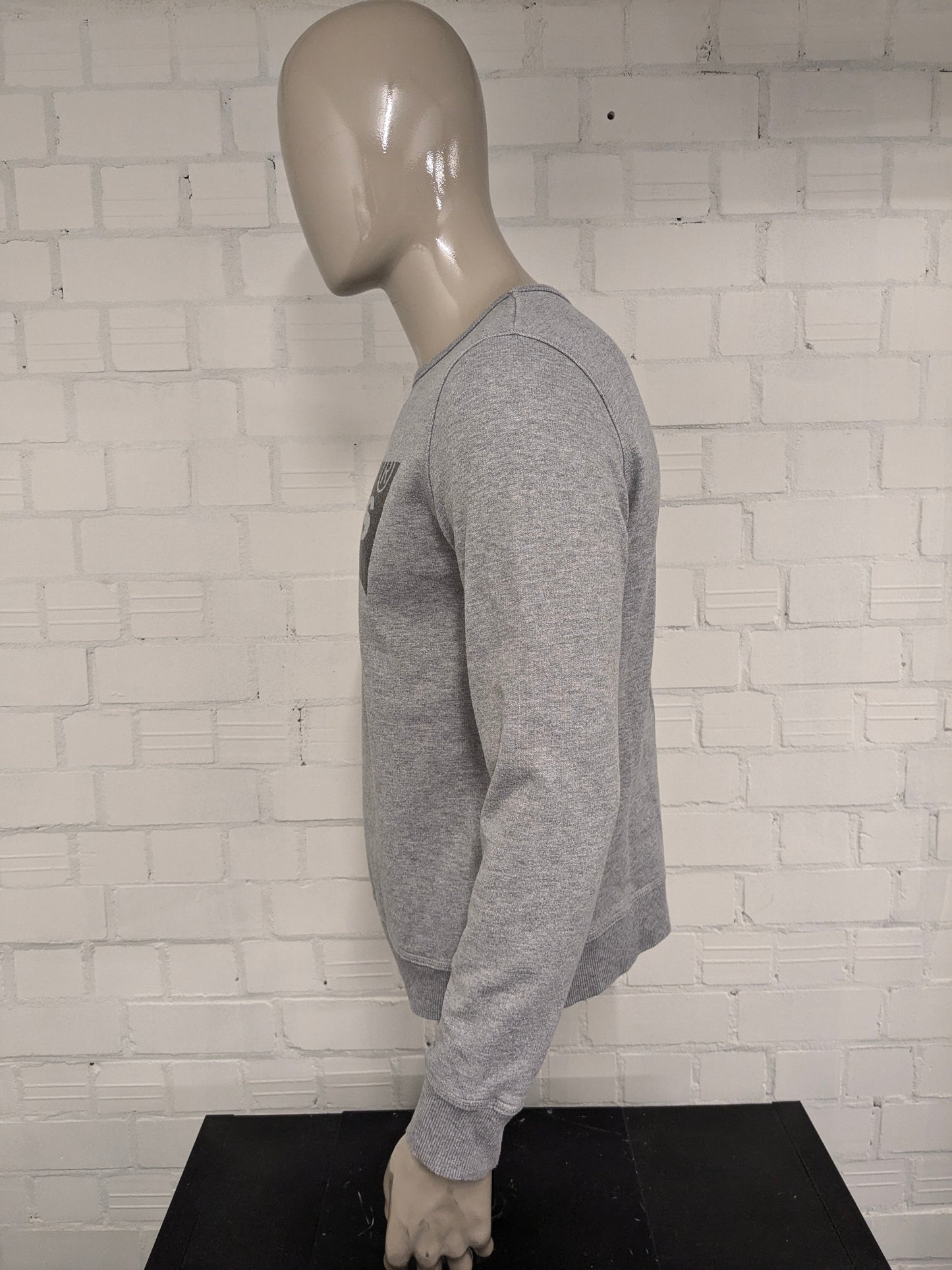 Le pull Levi's. Gris mélangé à de l'imprimé. Taille M.