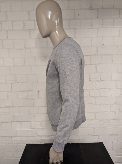 Le pull Levi's. Gris mélangé à de l'imprimé. Taille M.