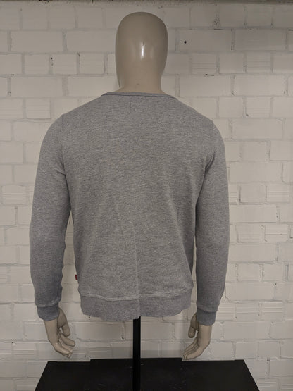 Le pull Levi's. Gris mélangé à de l'imprimé. Taille M.