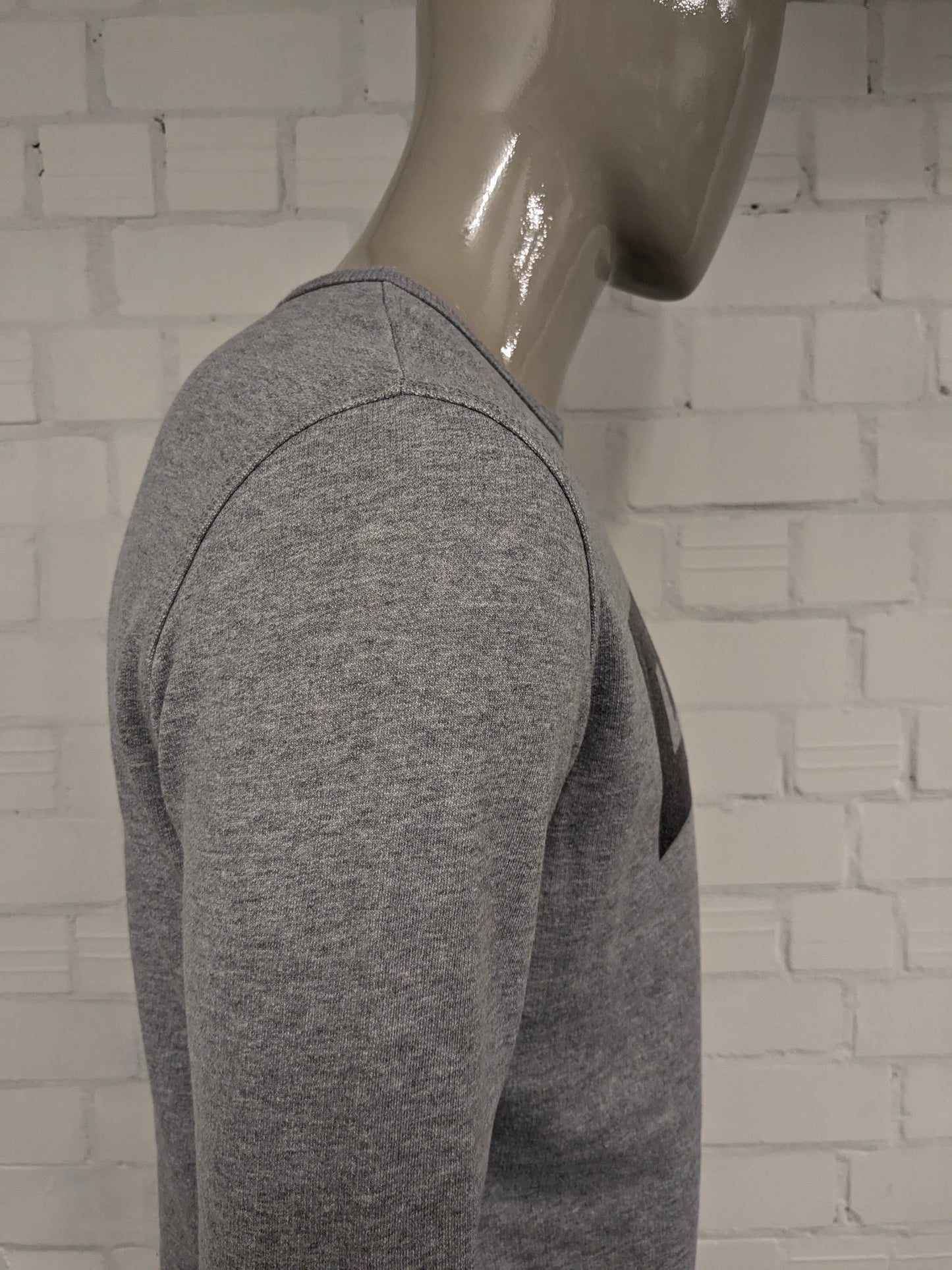 Le pull Levi's. Gris mélangé à de l'imprimé. Taille M.