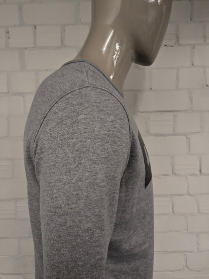 Le pull Levi's. Gris mélangé à de l'imprimé. Taille M.