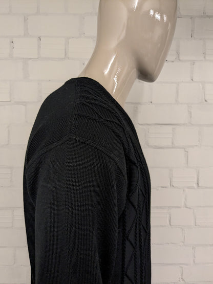 Pull en laine mérinos du Manitoba. Motif tactile noir. Taille L. 50% Laine.