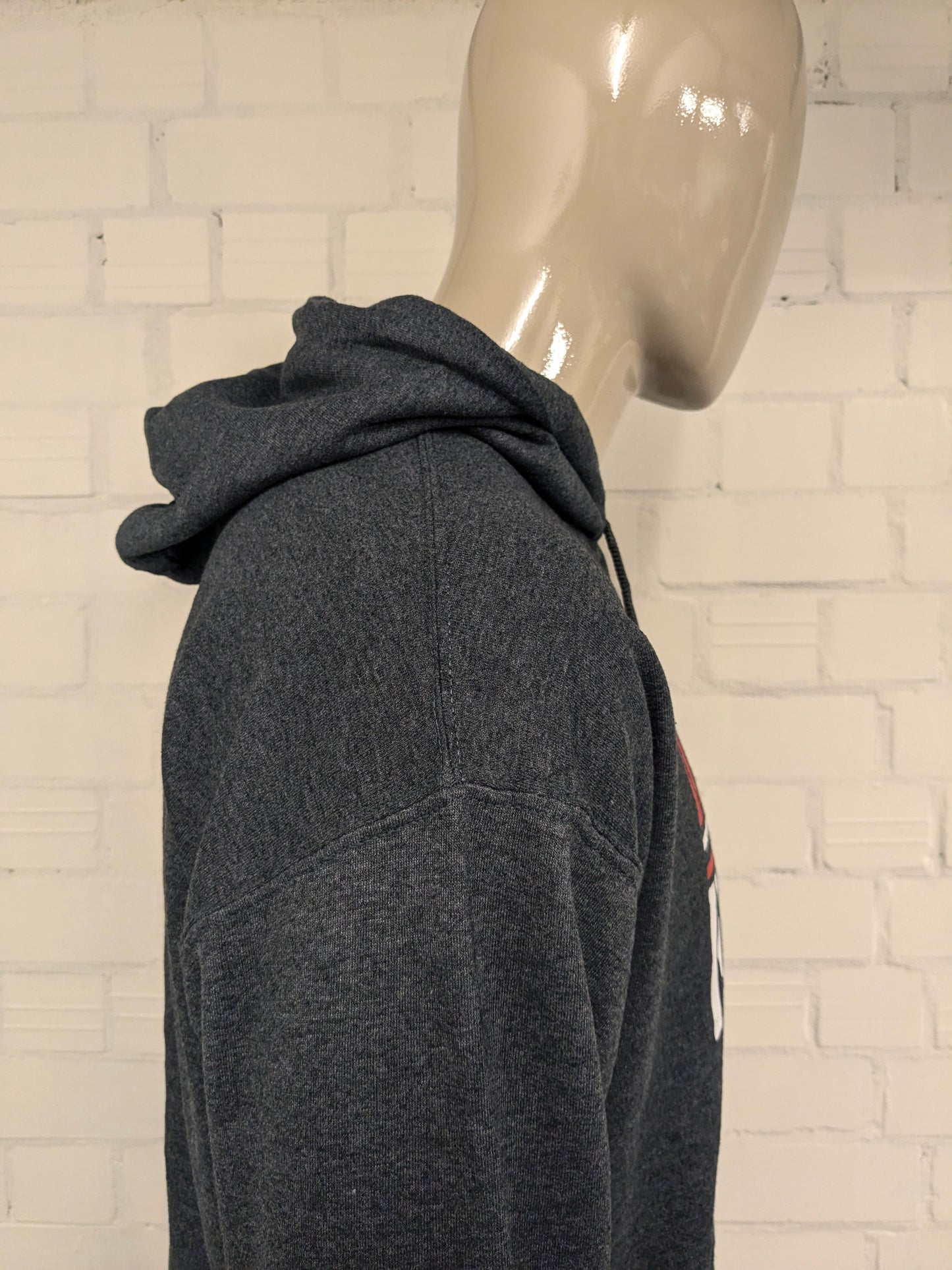 Defenders Football hoodie. Donker Grijs gemêleerd met opdruk. Maat XL.