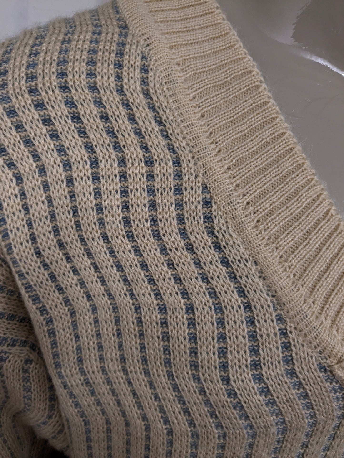Vintage Blatas sweater with V-neck. Beige Blue colored. Size XL.