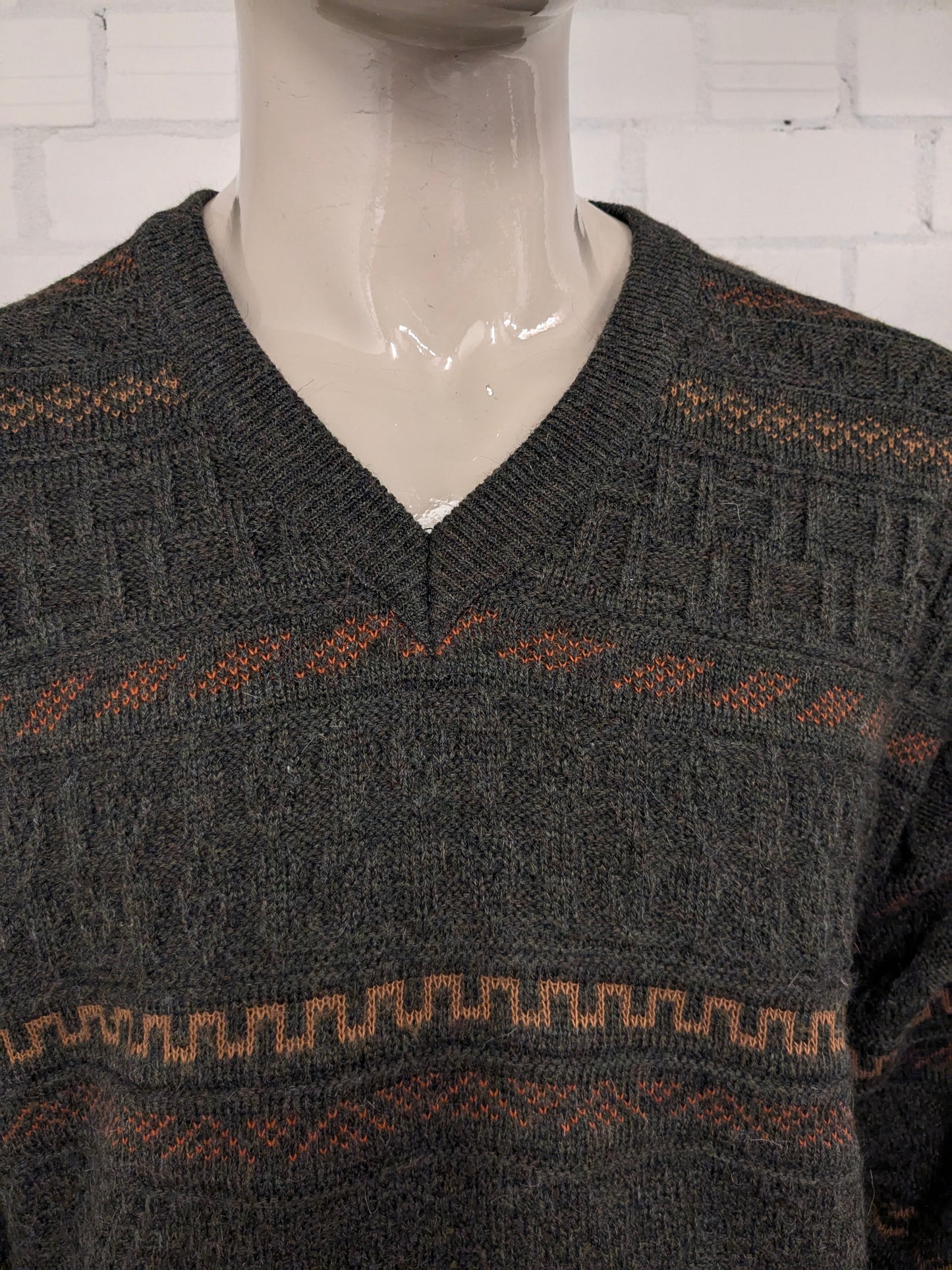 Pull en laine Replique vintage avec col en V. Couleur vert jaune orange. Taille L. 19% Laine.