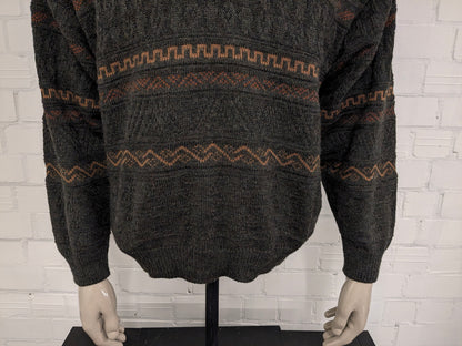 Pull en laine Replique vintage avec col en V. Couleur vert jaune orange. Taille L. 19% Laine.