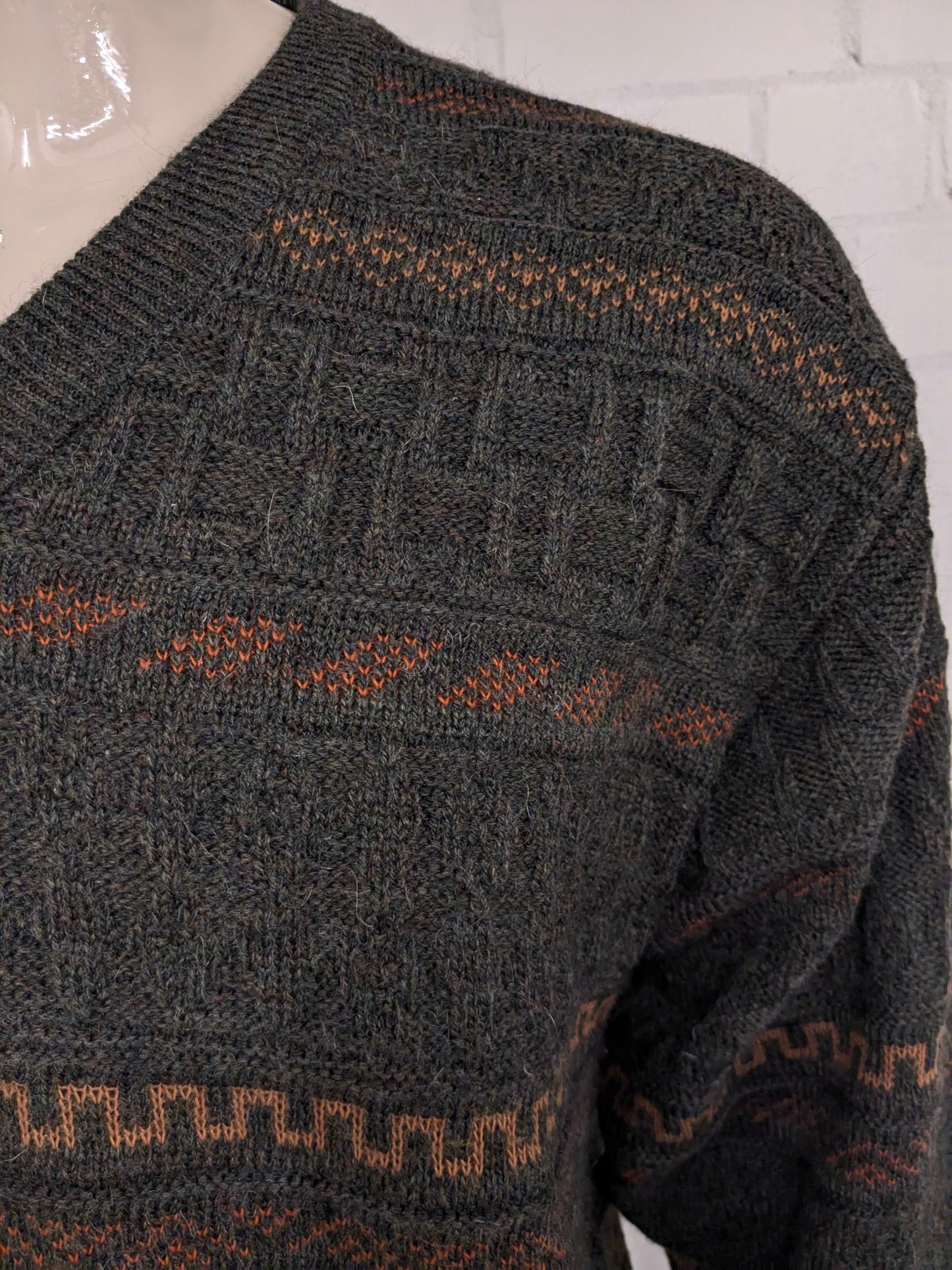 Pull en laine Replique vintage avec col en V. Couleur vert jaune orange. Taille L. 19% Laine.